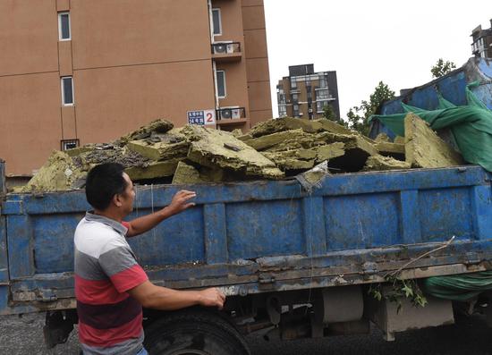 北京大风暴雨：墙皮被撕掉 大量私家车被砸