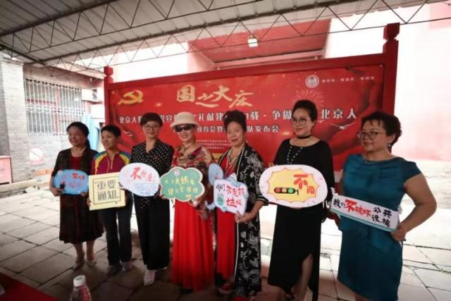 我们不抢座我们让座北京大妈发起不抢座倡议