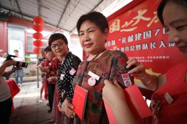 我们不抢座我们让座北京大妈发起不抢座倡议