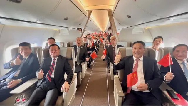 四位“首排乘客”纷纷伸出大拇指为C919点赞