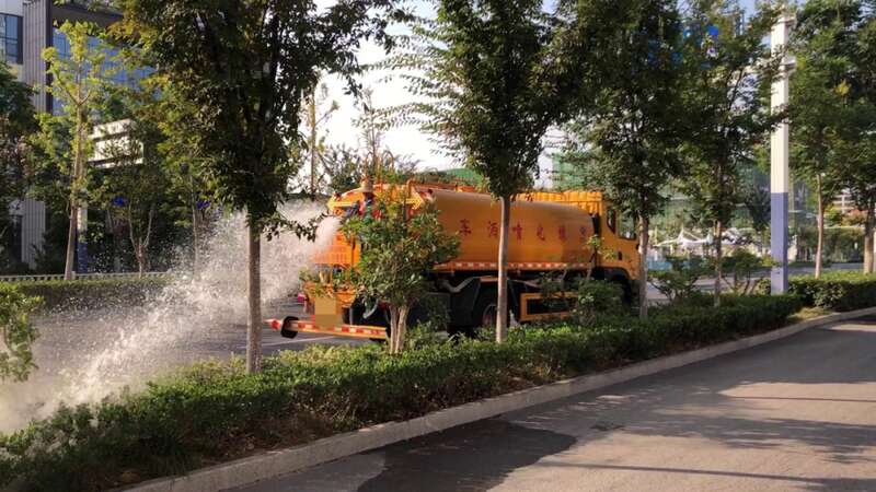 某缺水型城市使用自来水浇灌绿化