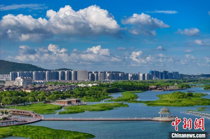 航拍苏州太湖湖滨国家湿地公园，蓝天碧水生态美