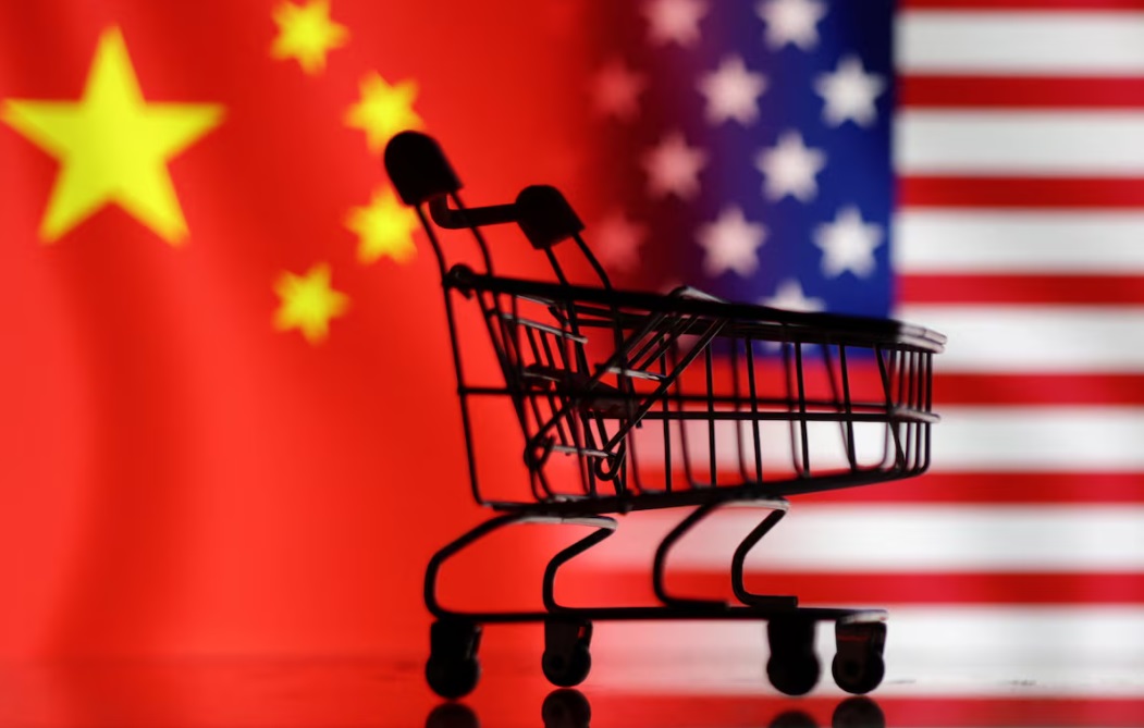 购物车停放在美国和中国国旗前