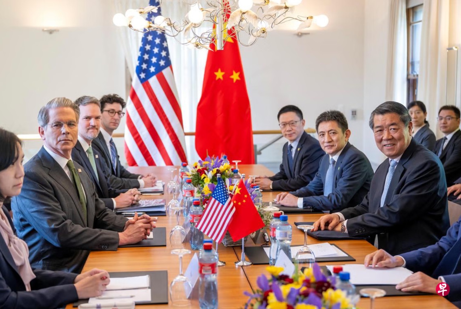 中国国务院副总理何立峰（右二）和美国财政部长贝森特（左二）上星期天（5月11日）在瑞士日内瓦的中美高层 ...