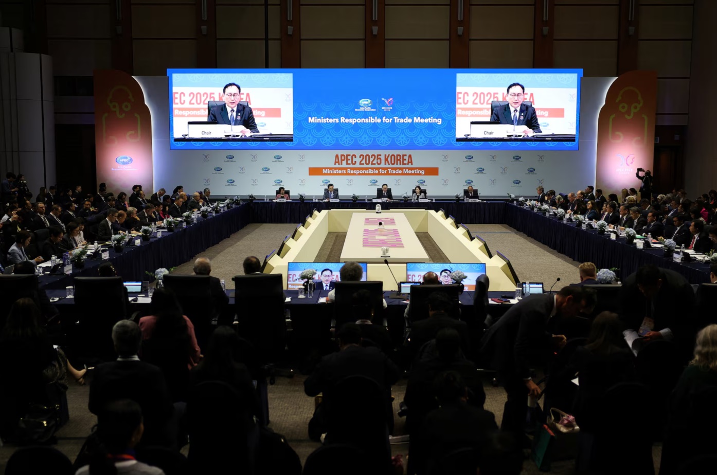 韩国贸易部长官郑仁教在韩国济州岛西归浦国际会议中心举行的亚太经合组织贸易部长会议开幕式上发表讲话 ...