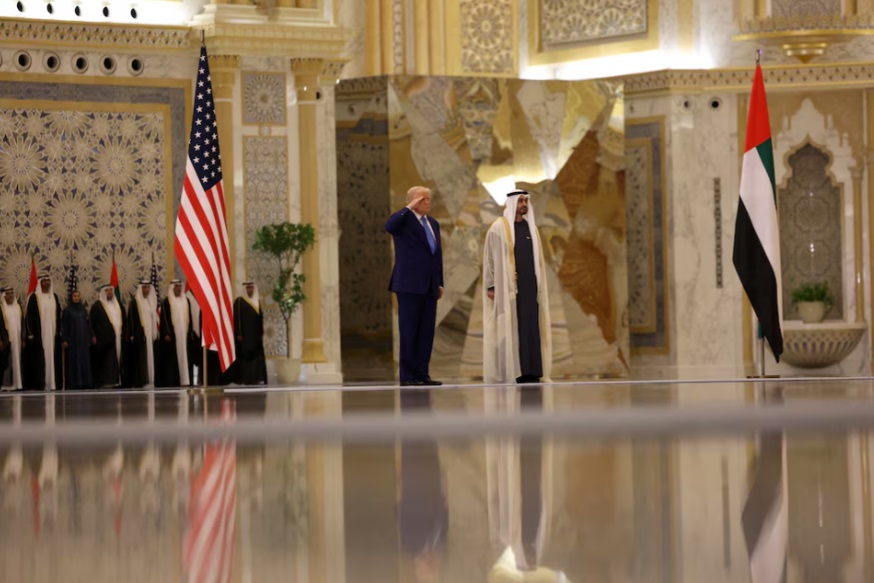 美国总统唐纳德·特朗普在阿拉伯联合酋长国阿布扎比的 Qasr Al Watan 会见阿联酋总统谢赫·穆罕默德·本· ...