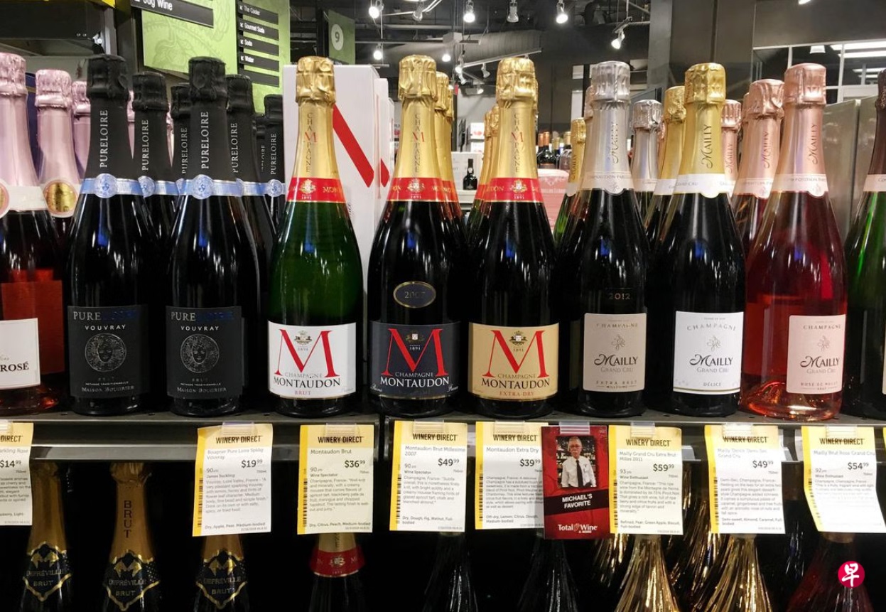 摆放在美国弗吉尼亚州一家酒类商店货架上的法国香槟